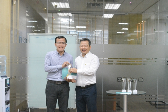 Trao Cup cho anh Bùi Xuân Công (anh Tuân PV nhận thay)