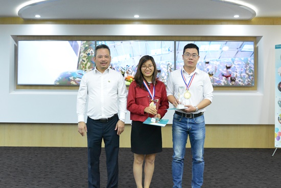 Trao cúp nhân viên xuất sắc tháng 11/2019