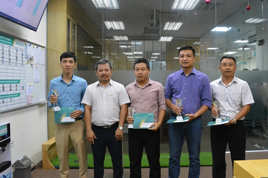 Các CBNV xuất sắc nhận cúp tháng 8