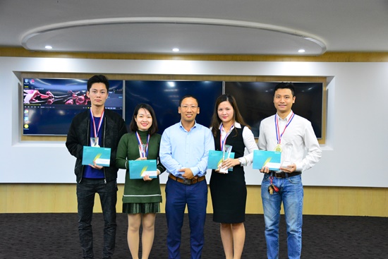 Trao cúp Nhân viên xuất sắc tháng 12/2019