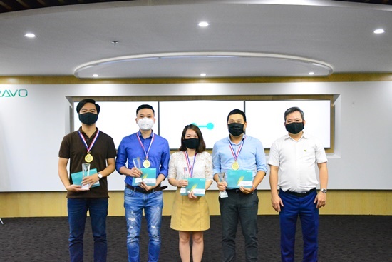 Trao cúp nhân viên xuất sắc và giải thưởng đóng góp ý kiến cho PTSP