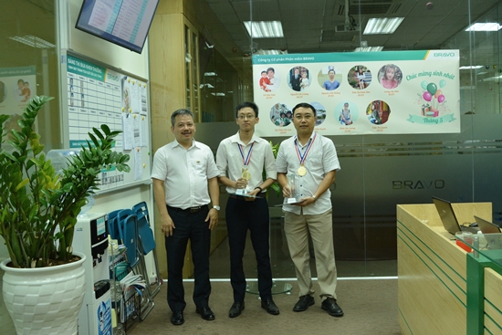 Trao cúp nhân viên xuất sắc tháng 4/2019 tại BRAVO HN