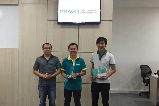 Thay mặt Ban lãnh đạo Công ty, anh Nguyễn Đức Sơn – Trưởng VPĐD BRAVO-ĐN đã lên trao Cúp cho 02 CBNV xuất sắc lần này