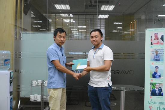 Anh Ngô Đình Hải – Trưởng phòng Công nghệ (bên trái) lên trao giải Ý nghĩa