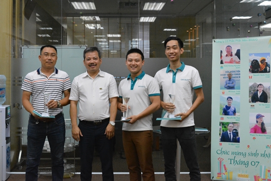 Các CBNV đạt thành tích nổi bật trong công tác sản xuất kinh doanh được đón nhận cúp lần này