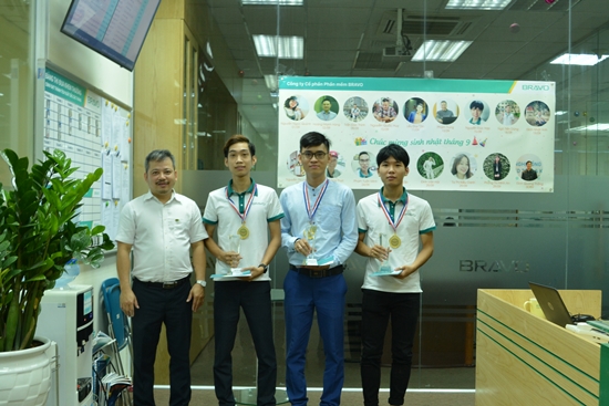 Trao cúp Nhân viên xuất sắc tháng 8/2019