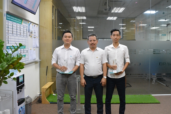 02 CBNV xuất sắc của BRAVO-HN nhận cúp tháng 9
