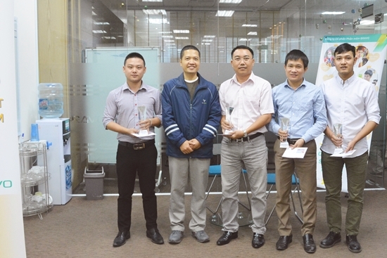 Anh Phạm Trung thay mặt Ban lãnh đạo BRAVO-HN khen thưởng cho CBNV có thành tích xuất sắc tháng 12
