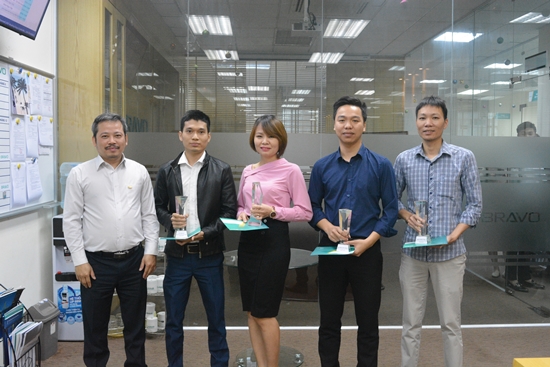 Trao cúp nhân viên xuất sắc tháng 3 tại BRAVO Hà Nội
