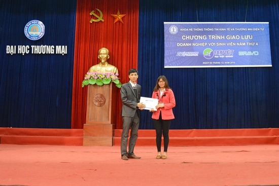 Anh Đoàn Văn Quyền trao học bổng cho sinh viên của khoa