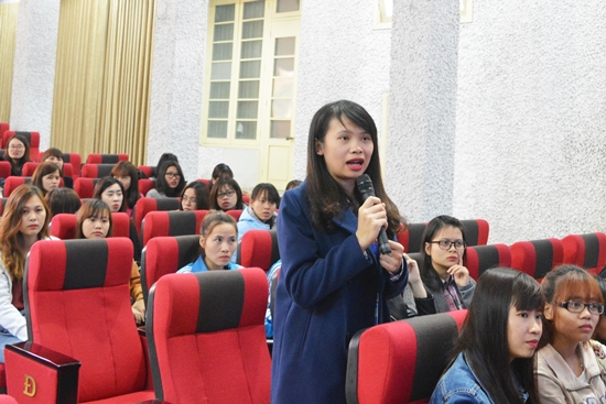 Bạn Nguyễn Thi Huyền Trang – sinh viên K49, S3 đặt câu hỏi cho phía BRAVO