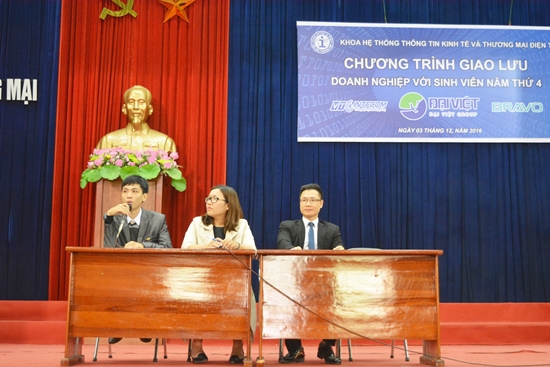 Anh Đoàn Văn Quyền nhiệt tình chia sẻ, giải đáp những thắc mắc cho các bạn