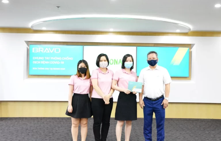 Khen thưởng đội dự án triển khai cung cấp phần mềm BRAVO cho Vietcombank