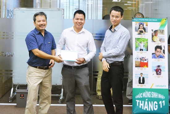 Anh Đào Mạnh Hùng – Giám đốc công ty lên trao tặng phần thưởng cho CBKD có thành tích xuất sắc