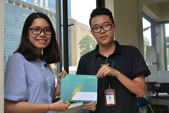 Đại diện BRAVO, chị Nguyễn Ngọc Quỳnh tới trao số tiền ủng hộ đồng bào lũ lụt Tây Bắc