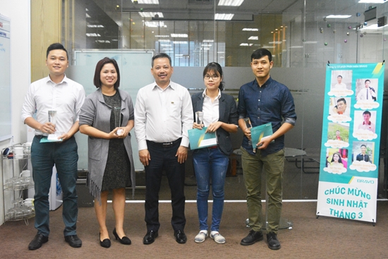 Trao Cúp nhân viên xuất sắc tháng 2 cho CBNV BRAVO-HN