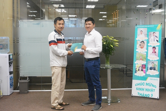 Anh Ngô Đình Hải – Trưởng phòng Công Nghệ lên trao Giải thưởng Ý nghĩa “Khuyến khích đóng góp ý kiến cho phát triển sản phẩm”