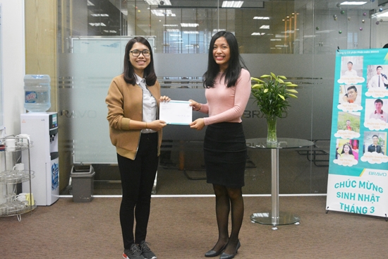 Chị Trịnh Thúy Mai – Phó phòng Marketing lên trao giải thưởng “Góp gạch xây Nội san”
