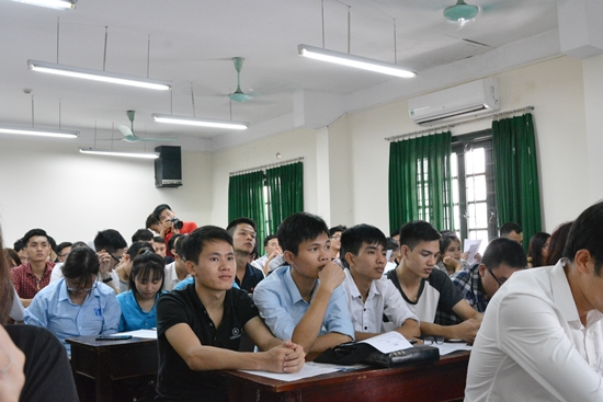 Các bạn sinh viên rất chăm chú khi lắng nghe