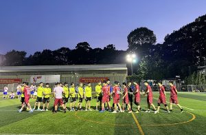 Đội Kinh doanh (áo đỏ) và đội VP-CN-BH (áo vàng) ra sân với quyết tâm cao độ giành ngôi vô địch