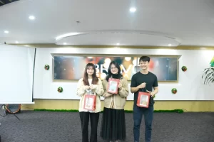 Ba người chơi xuất sắc nhất nhận quà từ BTC