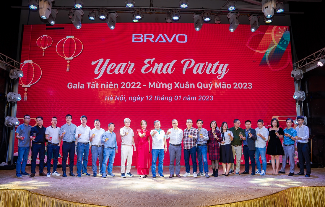Ban lãnh đạo cùng cấp quản lý BRAVO HN cùng nhau nâng ly chúc mừng năm mới 2023