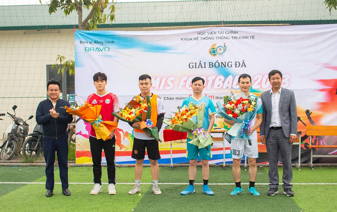 Đội trưởng 4 đội bóng nhận hoa kỷ niệm từ BTC MIS Football 2023
