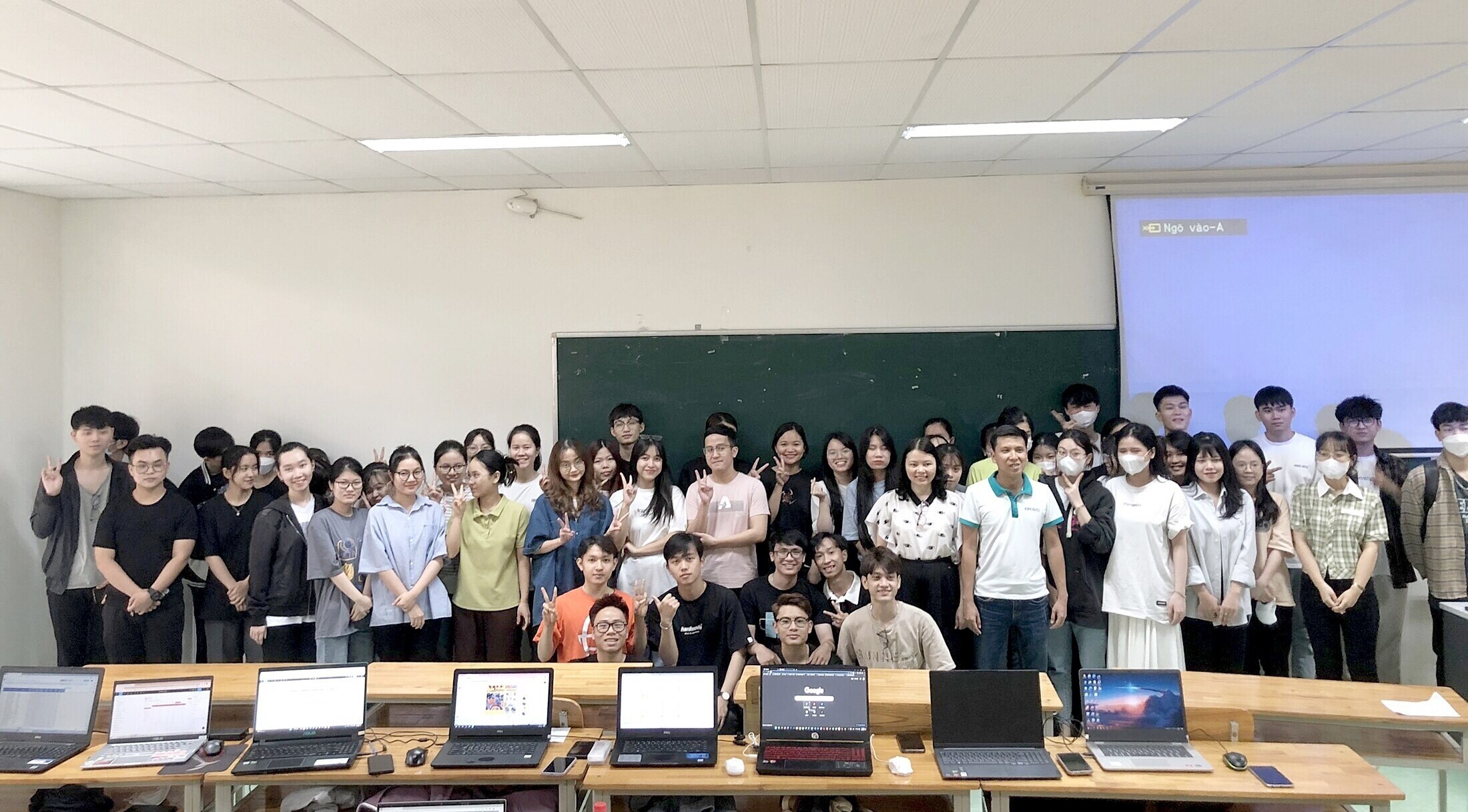 BRAVO chụp ảnh lưu niệm cùng sinh viên Khoa Thống kê – Tin học, ĐH Kinh tế Đà Nẵng