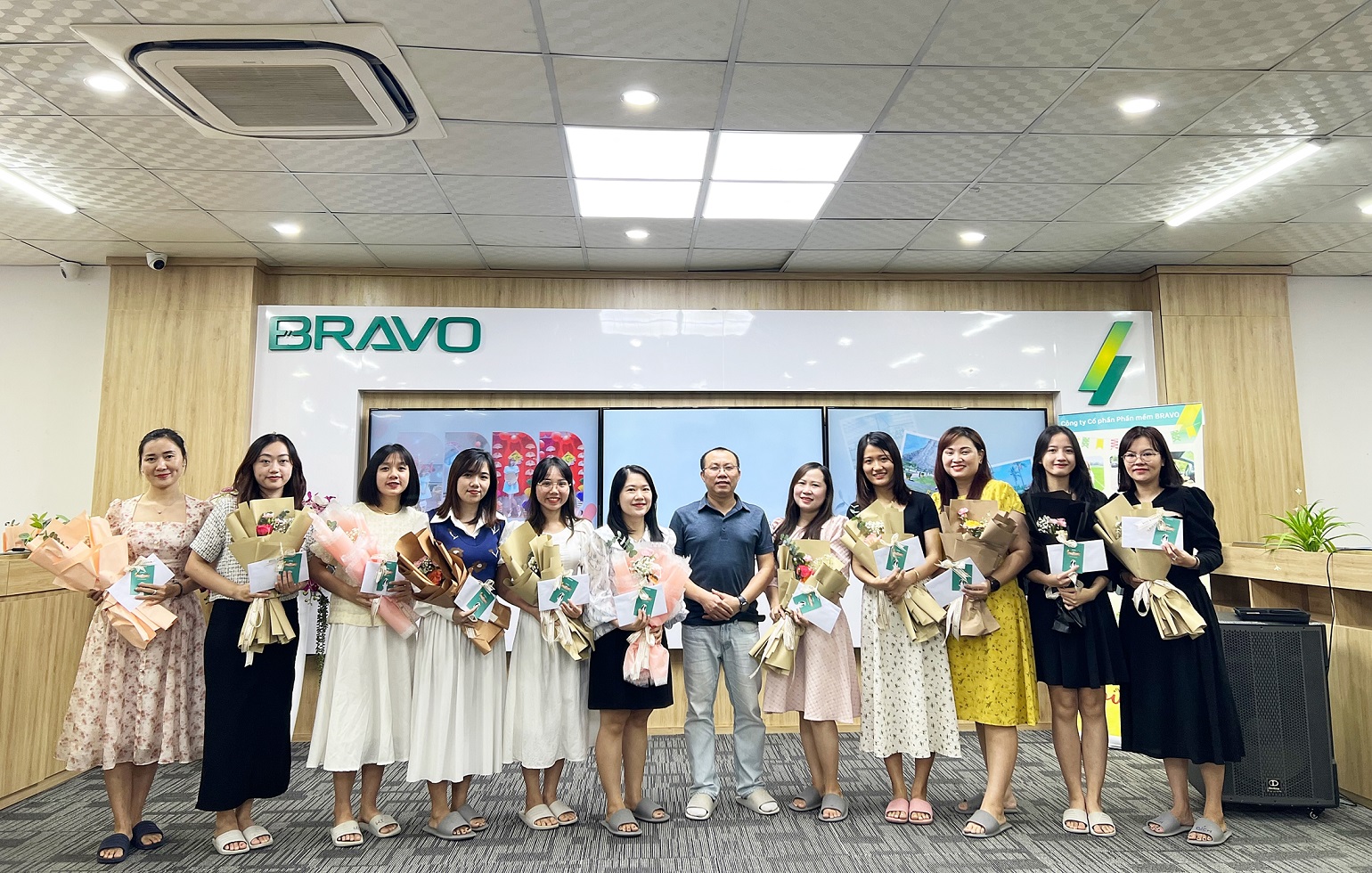 BRAVO ĐN tặng hoa và quà cho CBNV nữ tại văn phòng ngày 20/10