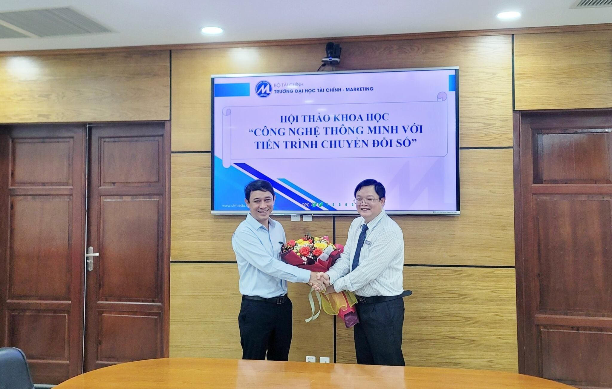 Ông Đặng Quang Dũng – PGĐ. VPĐD BRAVO HCM tặng bó hoa tươi thắm tới BLĐ Khoa CNTT, ĐH Tài chính - Marketing