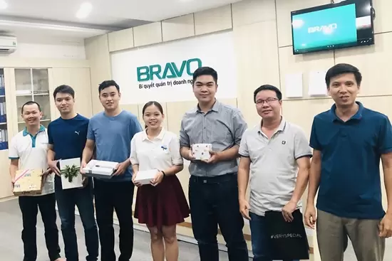 Trao cúp NVXS và mừng sinh nhật tháng 6
