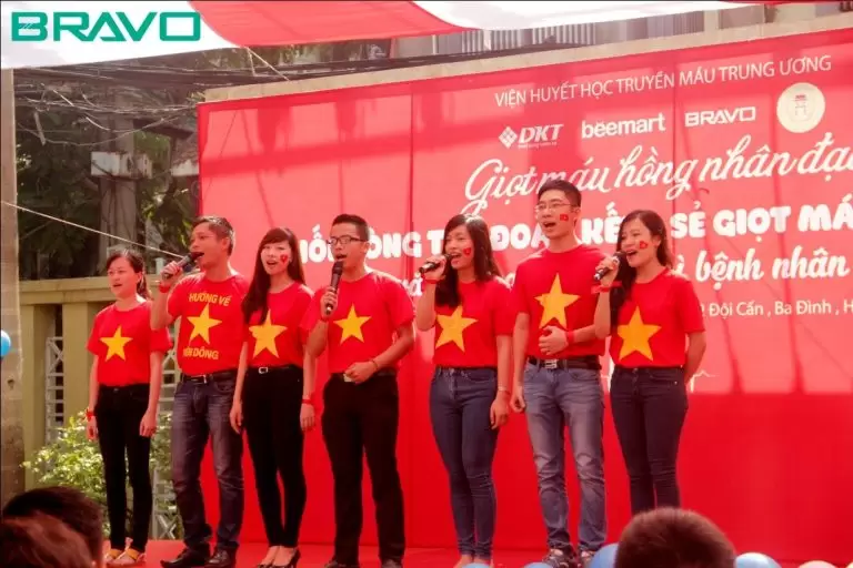 Ca khúc “Khát vọng tuổi trẻ” do tốp ca từ các công ty thể hiện