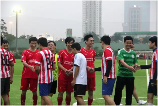 Hai đội chung kết bắt tay giao lưu trước trận đấu