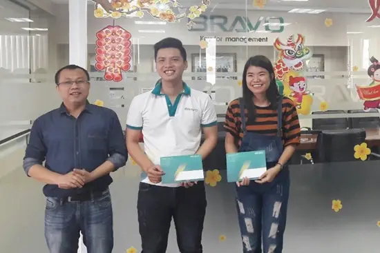 Anh Nguyễn Đức Sơn trao phần thưởng “Góp gạch xây Nội san” cho 2 CBNV Anh Nguyễn Đức Sơn trao phần thưởng “Góp gạch xây Nội san” cho 2 CBNV