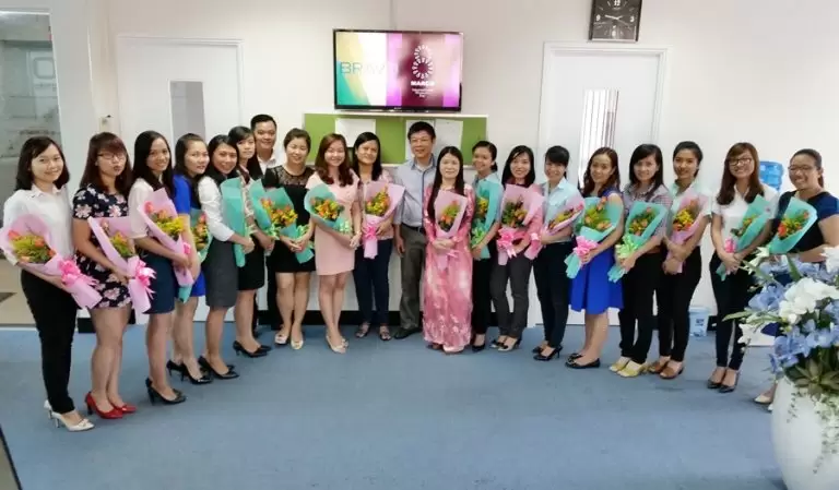 BRAVO-HCM: tặng hoa chúc mừng chị em phụ nữ