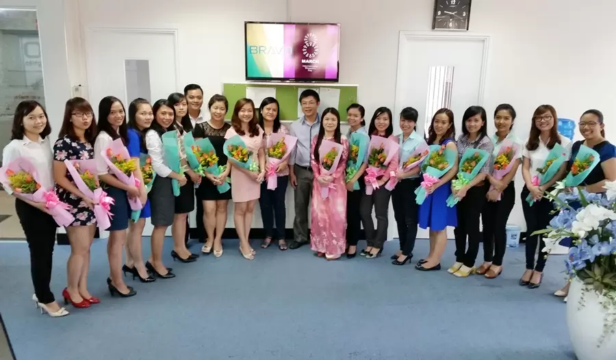 BRAVO-HCM: tặng hoa chúc mừng chị em phụ nữ
