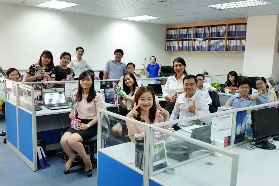 BRAVO-HCM: Phòng Kinh doanh nhận hoa và quà từ các mì chính cánh trong phòng