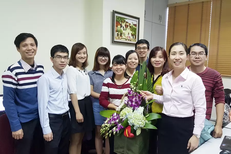 BRAVO-HN: Phòng Phát triển sản phẩm tặng hoa cho chị em phòng Test