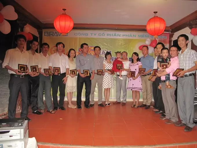 Nhận những món quà kỷ niệm Nhận những món quà kỷ niệm