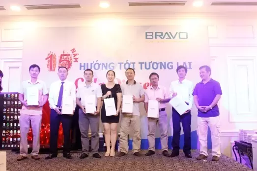 Trao kỷ niệm chương cho những quản lý Trao kỷ niệm chương cho những quản lý