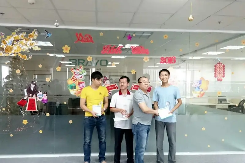 Trao cúp nhân viên xuất sắc tháng