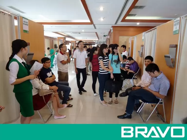 Cùng trò chuyện trong lúc chờ khám