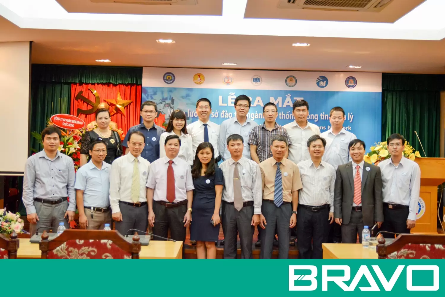 Đại diện các trường và doanh nghiệp trong Lễ ra mắt Mạng lưới cơ sở đào tạo ngành HTTTQL