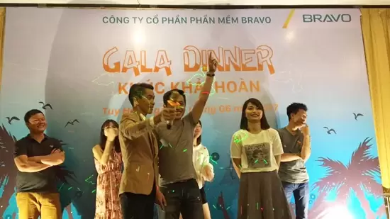 “Quẩy” hết mình trong chương trình Gala dinner “Quẩy” hết mình trong chương trình Gala dinner