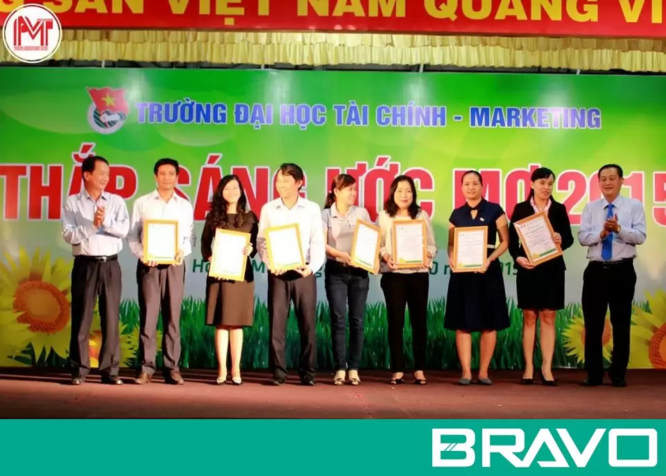 Trao giấy chứng nhận cho các nhà tài trợ