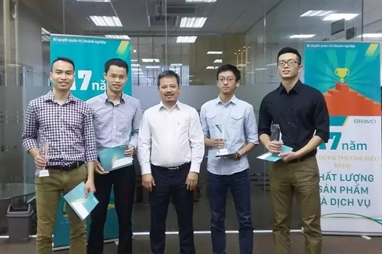 Nhân viên BRAVO-HN vui mừng nhận Cup nhân viên xuất sắc tháng 10