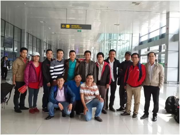Các thành viên BRAVO-HCM pose tại sân bay Các thành viên BRAVO-HCM pose tại sân bay