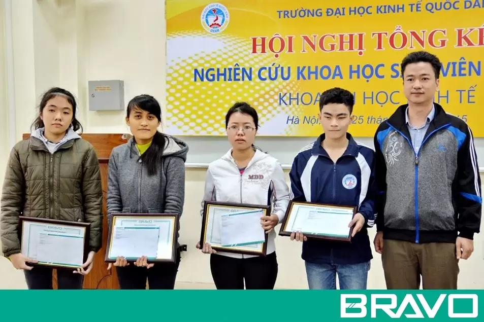 Anh Ninh Ngọc Hiếu đại diện BRAVO trao học bổng cho sinh viên