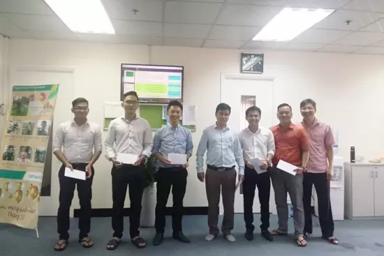 Anh Tôn Minh Thiên, Trưởng VPĐD BRAVO-HCM trao phần thưởng