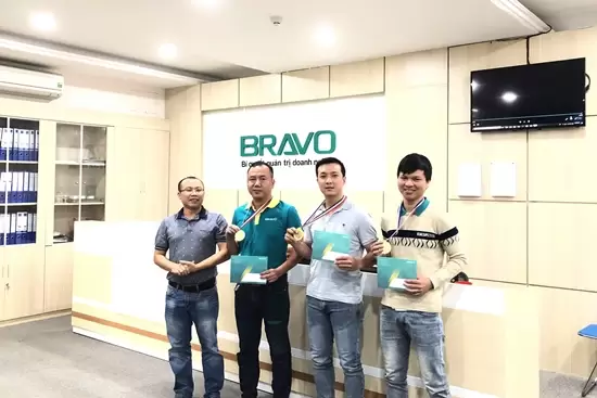 Trao cúp NVXS và mừng sinh nhật tháng 1 tại BRAVO ĐN